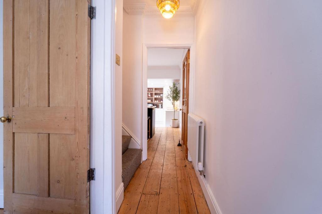 Elegant 3 Bedroom Home In The Centre Of Cheltenham Exterior photo